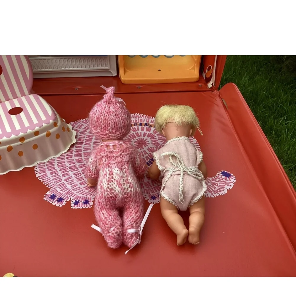 Mattel Cheerful and Tearful nursery/carrying case playset with two dolls bed. - Picture 4 of 16